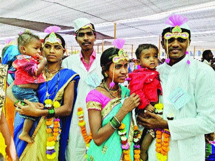 Wish auspicious nuptials of married couples in group marriage | सामूहिक विवाह सोहळ्यात चक्क विवाहबद्ध जोडप्यांचं शुभ मंगल सावधान Wish auspicious nuptials of married couples in group marriage | सामूहिक विवाह सोहळ्यात चक्क विवाहबद्ध जोडप्यांचं शुभ मंगल सावधान