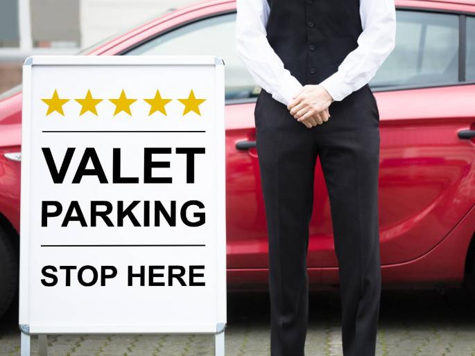 Parking the car in the hotel porch? Beware! It is the employees who make things disappear from the parking lot | हॉटेलच्या पोर्चमध्ये गाडी पार्क करताय? सावधान! पार्किंगमधून कर्मचारीच करतात वस्तू गायब Parking the car in the hotel porch? Beware! It is the employees who make things disappear from the parking lot | हॉटेलच्या पोर्चमध्ये गाडी पार्क करताय? सावधान! पार्किंगमधून कर्मचारीच करतात वस्तू गायब