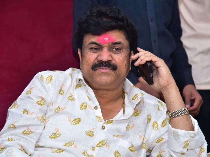 Valmik Karad's boldness, 15 crimes yet a weapon license; District Magistrate took no action even after the police letter | वाल्मीक कराडचा न्यारा थाट, १५ गुन्हे तरीही शस्त्र परवाना; पोलिसांच्या पत्रानंतरही जिल्ह्याधिकाऱ्यांनी केली नाही कारवाई Valmik Karad's boldness, 15 crimes yet a weapon license; District Magistrate took no action even after the police letter | वाल्मीक कराडचा न्यारा थाट, १५ गुन्हे तरीही शस्त्र परवाना; पोलिसांच्या पत्रानंतरही जिल्ह्याधिकाऱ्यांनी केली नाही कारवाई