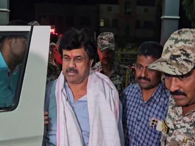 Valmik Karad finally surrenders He appeared at the CID headquarters in Pune by his own car, was questioned for three hours | वाल्मीक कराड अखेर शरण...! पुण्यातील सीआयडी मुख्यालयात स्वत:च्या गाडीने हजर, तीन तास कसून चौकशी