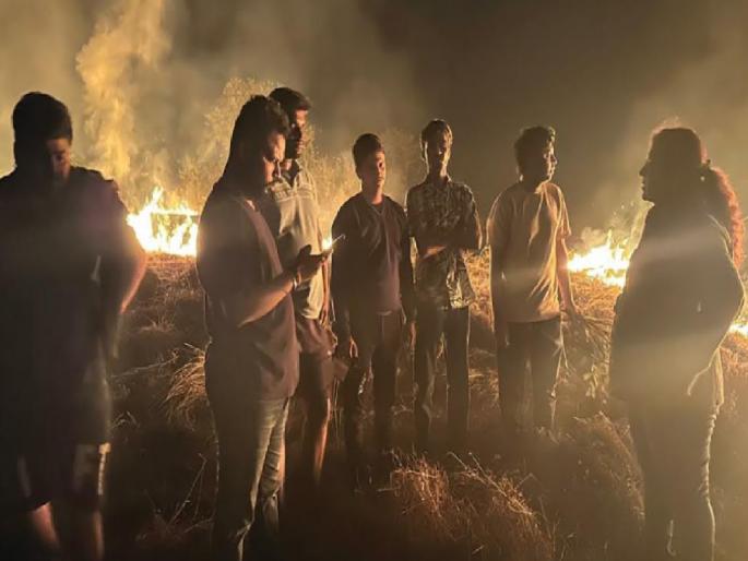 Terrible wildfire in the mountains of Valope Ratnagiri, biodiversity destroyed | Ratnagiri: वालोपेतील डोंगरावर भीषण वणवा, विभागीय वनअधिकारी मध्यरात्री घटनास्थळी Terrible wildfire in the mountains of Valope Ratnagiri, biodiversity destroyed | Ratnagiri: वालोपेतील डोंगरावर भीषण वणवा, विभागीय वनअधिकारी मध्यरात्री घटनास्थळी