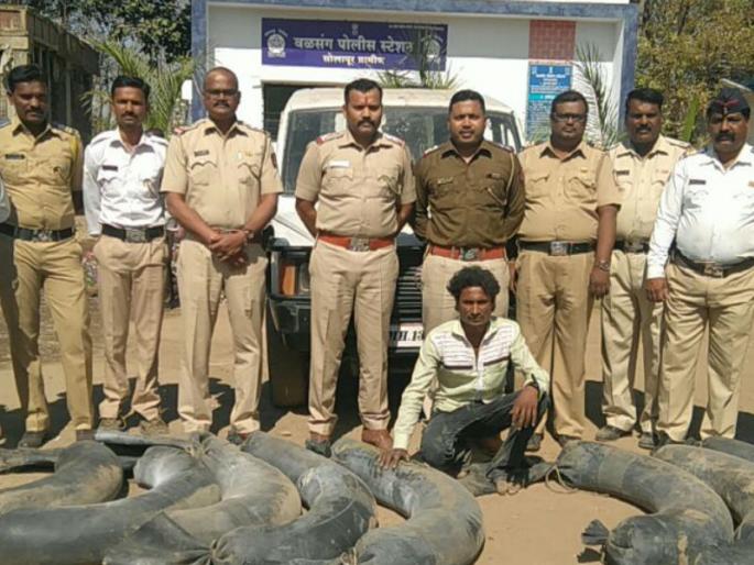 5 lakhs of money seized in Solapur, violent police action, cinesteal chased police caught | सोलापूरात ५ लाखाची हातभट्टी दारू जप्त, वळसंग पोलीसांची धडाकेबाज कामगिरी, सिनेस्टाइल पाठलाग करून पकडली पोलीसांनी गाडी 5 lakhs of money seized in Solapur, violent police action, cinesteal chased police caught | सोलापूरात ५ लाखाची हातभट्टी दारू जप्त, वळसंग पोलीसांची धडाकेबाज कामगिरी, सिनेस्टाइल पाठलाग करून पकडली पोलीसांनी गाडी