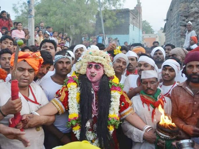 The polite lathikara of Vaishtha's Chowdeshwari yatra | वळसंगच्या चौडेश्वरी यात्रेत पोलिसांचा सौम्य लाठीमार The polite lathikara of Vaishtha's Chowdeshwari yatra | वळसंगच्या चौडेश्वरी यात्रेत पोलिसांचा सौम्य लाठीमार