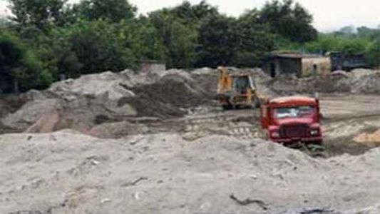 In Muktainagar taluka 598 brass left the sand on the wind | मुक्ताईनगर तालुक्यात ५९८ ब्रास वाळू सोडली वाऱ्यावर In Muktainagar taluka 598 brass left the sand on the wind | मुक्ताईनगर तालुक्यात ५९८ ब्रास वाळू सोडली वाऱ्यावर