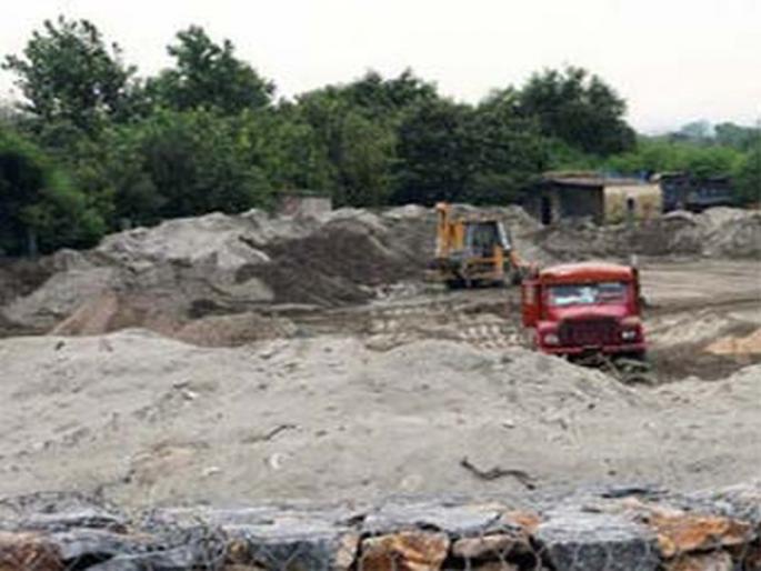Citizens are struggling with sand storage in Poulod | तळोद्यात वाळूच्या साठ्यांनी नागरिक त्रस्त Citizens are struggling with sand storage in Poulod | तळोद्यात वाळूच्या साठ्यांनी नागरिक त्रस्त