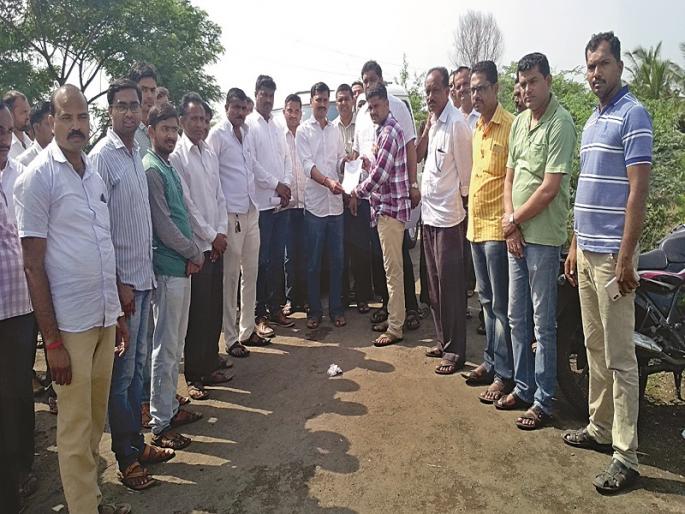 Devlani Pravara Villagers stopped the block of sand due to roads worsening | रस्ते खराब झाल्याने देवळाली प्रवरा ग्रामस्थांनी रोखली वाळू वाहतूक Devlani Pravara Villagers stopped the block of sand due to roads worsening | रस्ते खराब झाल्याने देवळाली प्रवरा ग्रामस्थांनी रोखली वाळू वाहतूक