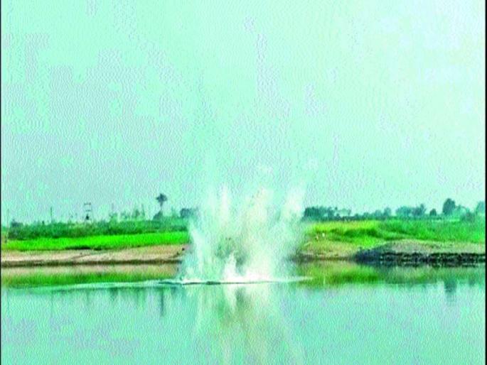 walu mafia's 11 boats destroyed in Ujni river | उजनीच्या वाळूमाफियांची पळापळ, ११ बोटी उद्ध्वस्त walu mafia's 11 boats destroyed in Ujni river | उजनीच्या वाळूमाफियांची पळापळ, ११ बोटी उद्ध्वस्त