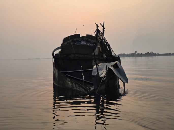 Action taken against sand mining boats; Sand mafia fined Rs 50 lakh | वाळू उपसा करणाऱ्या बोटींवर कारवाई; वाळू माफियांना पन्नास लाखाला दणका Action taken against sand mining boats; Sand mafia fined Rs 50 lakh | वाळू उपसा करणाऱ्या बोटींवर कारवाई; वाळू माफियांना पन्नास लाखाला दणका