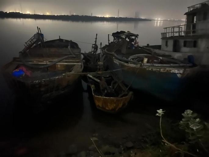 Strike action of district administration against sand mafia Ten boats seized case registered | अलिबाग : वाळू माफिया विरोधात जिल्हा प्रशासनाची धडक कारवाई; दहा बोटी जप्त, गुन्हा दाखल Strike action of district administration against sand mafia Ten boats seized case registered | अलिबाग : वाळू माफिया विरोधात जिल्हा प्रशासनाची धडक कारवाई; दहा बोटी जप्त, गुन्हा दाखल
