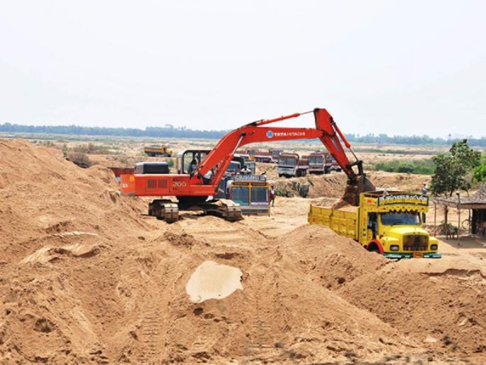 Keeping the babies at home, 'she' fought the sand mafia all night; Tehsildar clashed with the attackers in the village | तान्हुल्यांना घरी ठेऊन ‘ती’ रात्रभर वाळूमाफियांशी झुंजली; हल्लेखोरांच्या गावात भिडल्या तहसीलदार Keeping the babies at home, 'she' fought the sand mafia all night; Tehsildar clashed with the attackers in the village | तान्हुल्यांना घरी ठेऊन ‘ती’ रात्रभर वाळूमाफियांशी झुंजली; हल्लेखोरांच्या गावात भिडल्या तहसीलदार