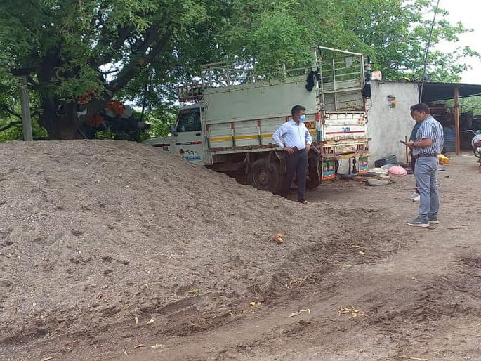 Solapur: Revenue raid on illegal sand deposits in Pandharpur; Vehicles were also seized along with sand stock | Solapur: पंढरपुरातील अवैध वाळू साठ्यावर महसूलची धाड; वाळू साठ्यासह वाहनेही केली जप्त Solapur: Revenue raid on illegal sand deposits in Pandharpur; Vehicles were also seized along with sand stock | Solapur: पंढरपुरातील अवैध वाळू साठ्यावर महसूलची धाड; वाळू साठ्यासह वाहनेही केली जप्त