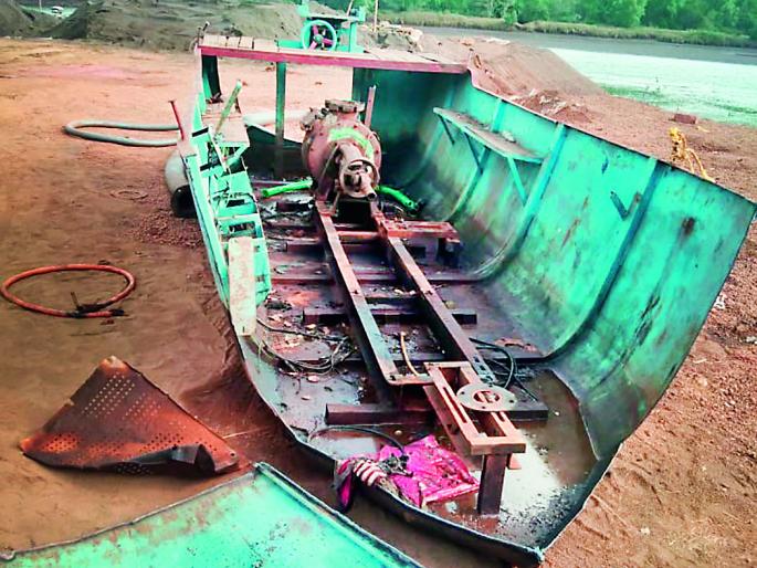 Big bang for sand mafia: Sangameshwaran 6 suction pumps, 4 boats destroyed by Tehsil | वाळूमाफियांना मोठा दणका: संगमेश्वरनजीक ६ सक्शन पंप, ४ बोटी तहसीलकडून उद्ध्वस्त Big bang for sand mafia: Sangameshwaran 6 suction pumps, 4 boats destroyed by Tehsil | वाळूमाफियांना मोठा दणका: संगमेश्वरनजीक ६ सक्शन पंप, ४ बोटी तहसीलकडून उद्ध्वस्त