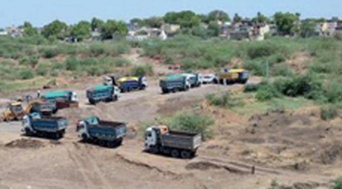 After a two-year wait, auctioned 43 Ghats sand auction on the Bhima river in Solapur district | दोन वर्षाच्या प्रतिक्षेनंतर सोलापूर जिल्ह्यातील भीमा नदीकाठच्या ४३ घाटांचे वाळू लिलाव जाहीर After a two-year wait, auctioned 43 Ghats sand auction on the Bhima river in Solapur district | दोन वर्षाच्या प्रतिक्षेनंतर सोलापूर जिल्ह्यातील भीमा नदीकाठच्या ४३ घाटांचे वाळू लिलाव जाहीर