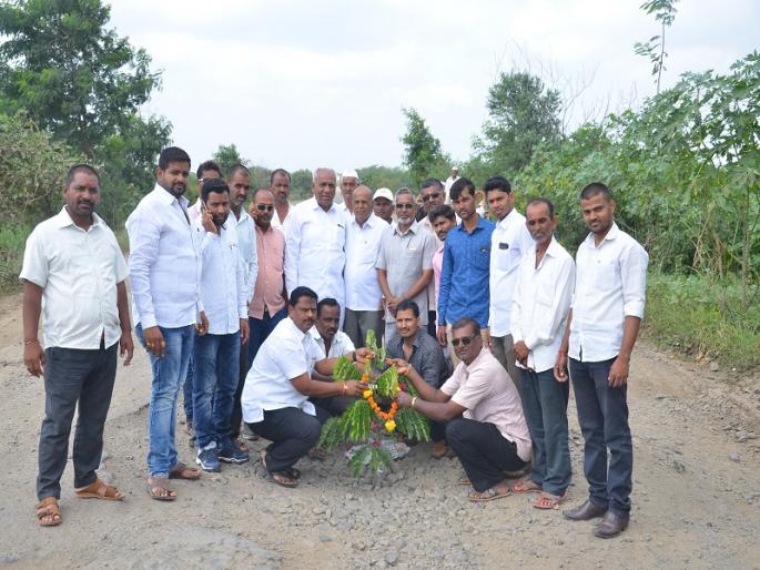 Desert road: The signal of movement of villagers | वाळुंज बाह्यवळण रस्त्याची झाली चाळण : ग्रामस्थांचा आंदोलनाचा इशारा
