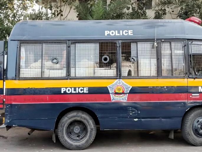 Mokka prisoner escapes by jumping from police vehicle; The incident took place in Nanded district while traveling from Kolhapur to Chandrapur | मोक्कातील कैद्याचे पोलिसांच्या वाहनातून उडी टाकून पलायन; कोल्हापूर ते चंद्रपूर प्रवासादरम्यान नांदेड जिल्ह्यात थरार  Mokka prisoner escapes by jumping from police vehicle; The incident took place in Nanded district while traveling from Kolhapur to Chandrapur | मोक्कातील कैद्याचे पोलिसांच्या वाहनातून उडी टाकून पलायन; कोल्हापूर ते चंद्रपूर प्रवासादरम्यान नांदेड जिल्ह्यात थरार