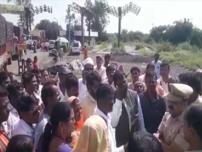 vanchit Bahujan aghadi's march on the Labor Minister's house was blocked in Sangli | कामगारमंत्र्याच्या घरावरील वंचित बहुजनचा मोर्चा सांगलीत अडविला vanchit Bahujan aghadi's march on the Labor Minister's house was blocked in Sangli | कामगारमंत्र्याच्या घरावरील वंचित बहुजनचा मोर्चा सांगलीत अडविला
