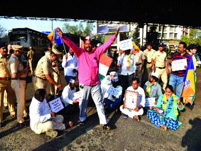 Composite response to Vanchit Strike, facilitating traffic with shops | वंचितच्या बंदला संमिश्र प्रतिसाद, दुकानांसह वाहतूक सुरळीत Composite response to Vanchit Strike, facilitating traffic with shops | वंचितच्या बंदला संमिश्र प्रतिसाद, दुकानांसह वाहतूक सुरळीत