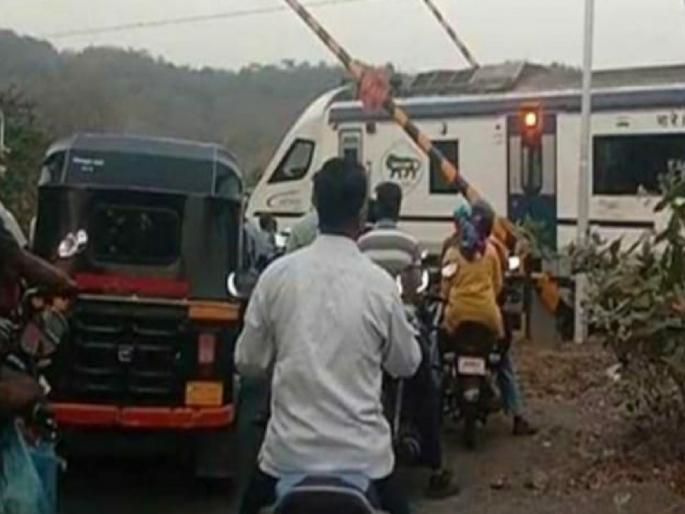 Vande Bharat Express from Goa to Mumbai had to be stopped at Kherdi railway bridge due to non closing of gate at Kalambaste Phata near Chiplun | चिपळूणनजीक फाटकात तांत्रिक बिघाड, ‘वंदे भारत’ थांबली; सुदैवाने दुसऱ्या वेळीही मोठा अनर्थ टळला  Vande Bharat Express from Goa to Mumbai had to be stopped at Kherdi railway bridge due to non closing of gate at Kalambaste Phata near Chiplun | चिपळूणनजीक फाटकात तांत्रिक बिघाड, ‘वंदे भारत’ थांबली; सुदैवाने दुसऱ्या वेळीही मोठा अनर्थ टळला