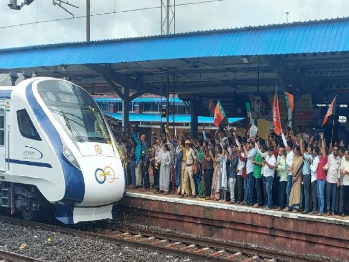 welcome of Vande Bharat Express at Kankavli | कणकवलीत वंदे भारत एक्स्प्रेसचे जल्लोषी स्वागत welcome of Vande Bharat Express at Kankavli | कणकवलीत वंदे भारत एक्स्प्रेसचे जल्लोषी स्वागत