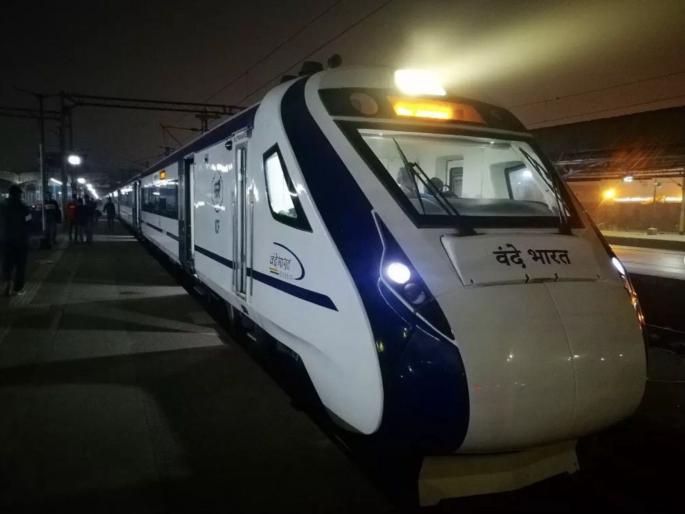 Vande Bharat Express suddenly stopped at midnight, lights went off, sparks of fire were seen due to tree fall overhead wire; A rush of passengers in Hawrah-Patna Train | मध्यरात्री अचानक वंदे भारत एक्स्प्रेस थांबली, लाईट बंद झाले, आगीच्या ठिणग्या दिसल्या; प्रवाशांमध्ये पळापळ
