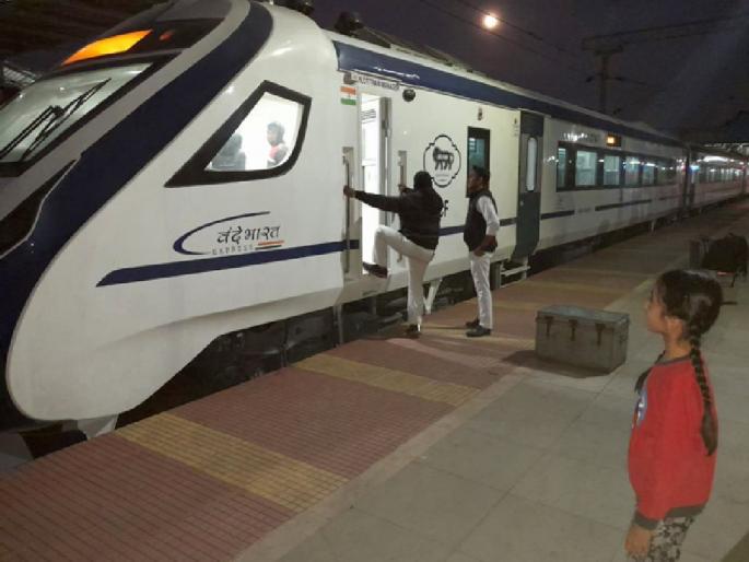 Vande Bharat Express will have state-of-the-art facilities, curiosity among passengers as the train will run from December 11 | वंदे भारत ट्रेनमध्ये असणार अत्याधुनिक सुविधा; ११ डिसेंबरपासून धावणार गाडी, प्रवाशांमध्ये उत्सुकता Vande Bharat Express will have state-of-the-art facilities, curiosity among passengers as the train will run from December 11 | वंदे भारत ट्रेनमध्ये असणार अत्याधुनिक सुविधा; ११ डिसेंबरपासून धावणार गाडी, प्रवाशांमध्ये उत्सुकता