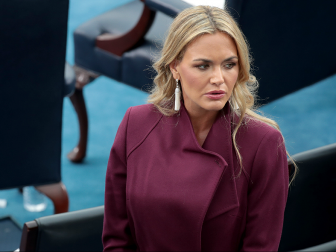 donald trump daughter in law opens letter containing suspicious substance | 'तो' लिफाफा उघडल्यानंतर ट्रम्प यांच्या सूनबाईंना जावे लागले रुग्णालयात donald trump daughter in law opens letter containing suspicious substance | 'तो' लिफाफा उघडल्यानंतर ट्रम्प यांच्या सूनबाईंना जावे लागले रुग्णालयात