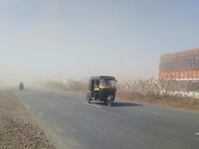 Farmers' dreams shattered by roadside Dust in Akola | शेतकऱ्यांचे स्वप्न धुळीने माखले! Farmers' dreams shattered by roadside Dust in Akola | शेतकऱ्यांचे स्वप्न धुळीने माखले!