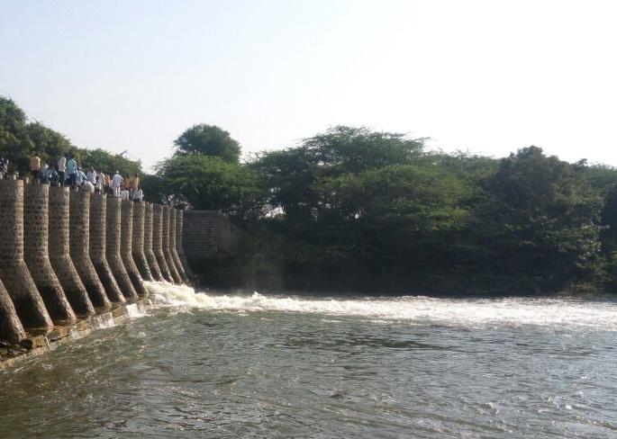 The doors of the dam on the river of Vincharana; Waste 20 million cubic feet of water | विंचरणा नदीवरील बंधा-याचे दोन दरवाजे गेले वाहून; २० दशलक्ष घनफूट पाणी वाया The doors of the dam on the river of Vincharana; Waste 20 million cubic feet of water | विंचरणा नदीवरील बंधा-याचे दोन दरवाजे गेले वाहून; २० दशलक्ष घनफूट पाणी वाया