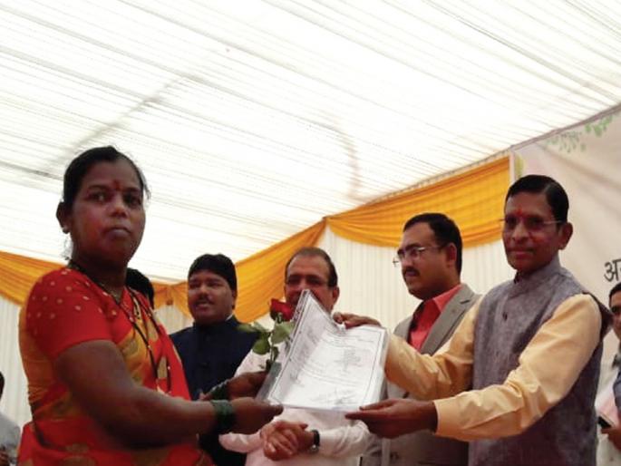 Palghar leads all the way | वनपट्टे वाटपात पालघर आघाडीवर Palghar leads all the way | वनपट्टे वाटपात पालघर आघाडीवर