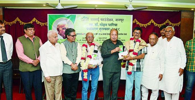 As a duty of earth everybody should plant a tree | पृथ्वी कर्तव्य म्हणून प्रत्येकाने एक झाड लावावे  As a duty of earth everybody should plant a tree | पृथ्वी कर्तव्य म्हणून प्रत्येकाने एक झाड लावावे