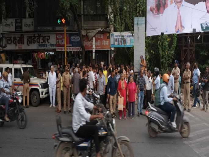 pune news signal Free Chowk initiative in Wanwadi is turning deadly; Pedestrians outcry | वानवडीत 'सिग्नल फ्री चौक' उपक्रम ठरतोय जीवघेणा; पादचाऱ्यांचा आक्रोश pune news signal Free Chowk initiative in Wanwadi is turning deadly; Pedestrians outcry | वानवडीत 'सिग्नल फ्री चौक' उपक्रम ठरतोय जीवघेणा; पादचाऱ्यांचा आक्रोश
