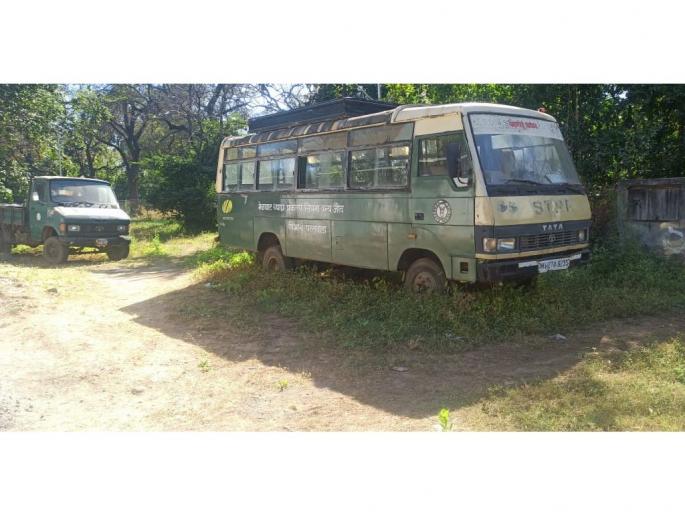 Forest Department vehicles in a state of scrap; forest department hasn't received a single new vehicle for the last 8 years | राज्याच्या वन विभागात ‘टॉप टू बॉटम’ वाहने भंगार; अधिकारी, कर्मचारी कसे करणार वनसंरक्षण Forest Department vehicles in a state of scrap; forest department hasn't received a single new vehicle for the last 8 years | राज्याच्या वन विभागात ‘टॉप टू बॉटम’ वाहने भंगार; अधिकारी, कर्मचारी कसे करणार वनसंरक्षण