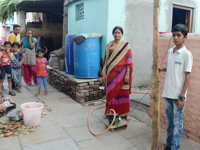 Endurance science remembers science; And he saved Jayashree Kaku from the shock of power | धीरजला प्रसंगानुसार विज्ञान आठवले; अन् त्याने जयश्रीकाकूंना विजेच्या धक्क्यातून वाचविले Endurance science remembers science; And he saved Jayashree Kaku from the shock of power | धीरजला प्रसंगानुसार विज्ञान आठवले; अन् त्याने जयश्रीकाकूंना विजेच्या धक्क्यातून वाचविले