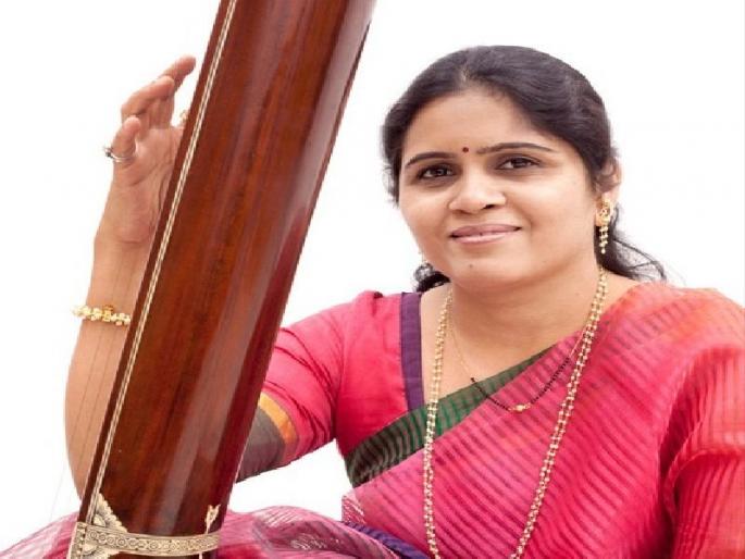 Dr. Varadha Godbole's rendition of the screen, and the arrogance of organizers | डॉ. वरदा गोडबोले यांच्या गायनावर टाकला पडदा, आयोजकांचा उद्धटपणा Dr. Varadha Godbole's rendition of the screen, and the arrogance of organizers | डॉ. वरदा गोडबोले यांच्या गायनावर टाकला पडदा, आयोजकांचा उद्धटपणा