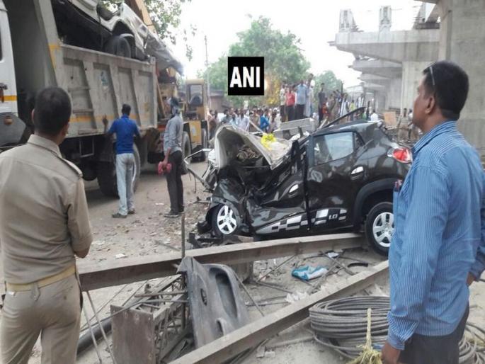 At least 19 killed as under-construction flyover collapses in Varanasi | वाराणसीत पुलाचा खांब कोसळून 19 जणांचा मृत्यू At least 19 killed as under-construction flyover collapses in Varanasi | वाराणसीत पुलाचा खांब कोसळून 19 जणांचा मृत्यू