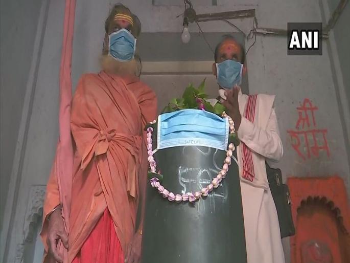 unique protest in varanasi against air pollution | मोदींच्या वाराणसीत प्रदूषण वाढलं; देवालाही मास्क लावलं unique protest in varanasi against air pollution | मोदींच्या वाराणसीत प्रदूषण वाढलं; देवालाही मास्क लावलं