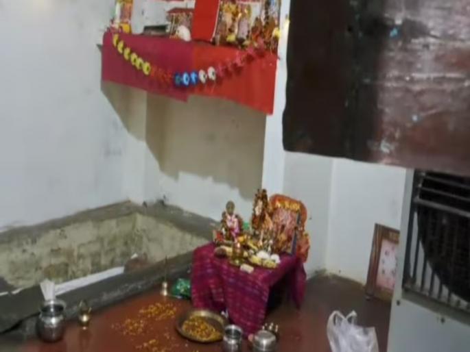 Varanasi Priest slitting his throat during the worship of Maa Kali | देवी मला दर्शन दे... वाराणसीत पूजा करताना आरडाओरडा करत पुजाऱ्याचे हादरवणारं कृत्य Varanasi Priest slitting his throat during the worship of Maa Kali | देवी मला दर्शन दे... वाराणसीत पूजा करताना आरडाओरडा करत पुजाऱ्याचे हादरवणारं कृत्य