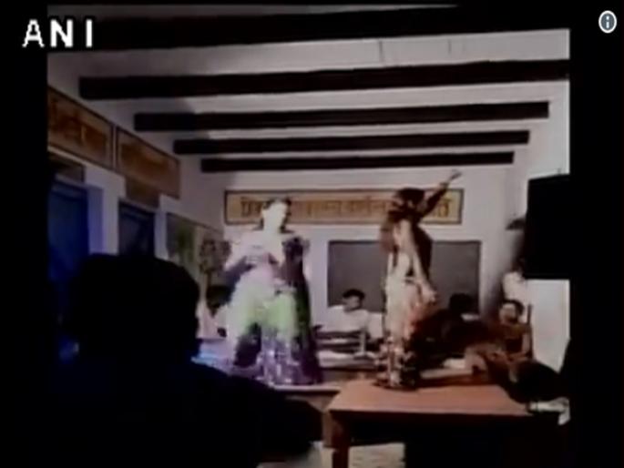 School made dance bar; Video viral | शाळेला बनवलं डान्स बार; व्हिडीओ व्हायरल School made dance bar; Video viral | शाळेला बनवलं डान्स बार; व्हिडीओ व्हायरल