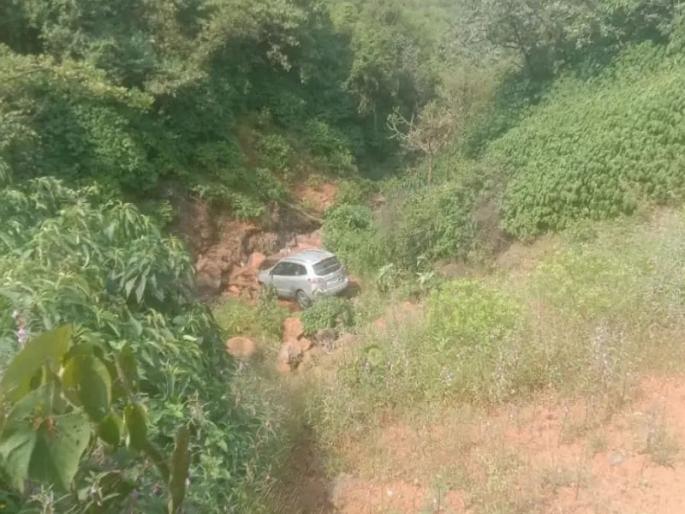 Car plunges into 90 feet deep ravine at Varandha Ghat, accident in Umberde village limits | Pune: वरंधा घाटात कार ९० फूट खोल दरीत कोसळली, उंबर्डे गावाच्या हद्दीतील अपघात Car plunges into 90 feet deep ravine at Varandha Ghat, accident in Umberde village limits | Pune: वरंधा घाटात कार ९० फूट खोल दरीत कोसळली, उंबर्डे गावाच्या हद्दीतील अपघात
