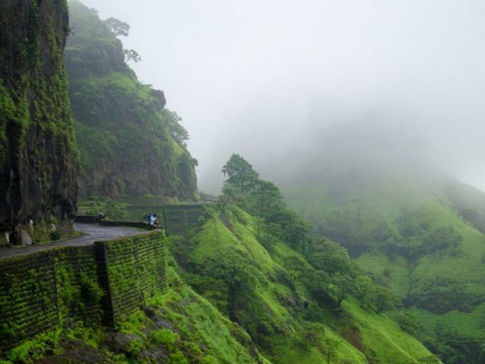 Road in Varandh Ghat closed for heavy vehicles for three months; Raigad District Administration | वरंध घाटातील रस्ता अवजड वाहनांसाठी तीन महिने बंद; रायगड जिल्हा प्रशासनाचा Road in Varandh Ghat closed for heavy vehicles for three months; Raigad District Administration | वरंध घाटातील रस्ता अवजड वाहनांसाठी तीन महिने बंद; रायगड जिल्हा प्रशासनाचा