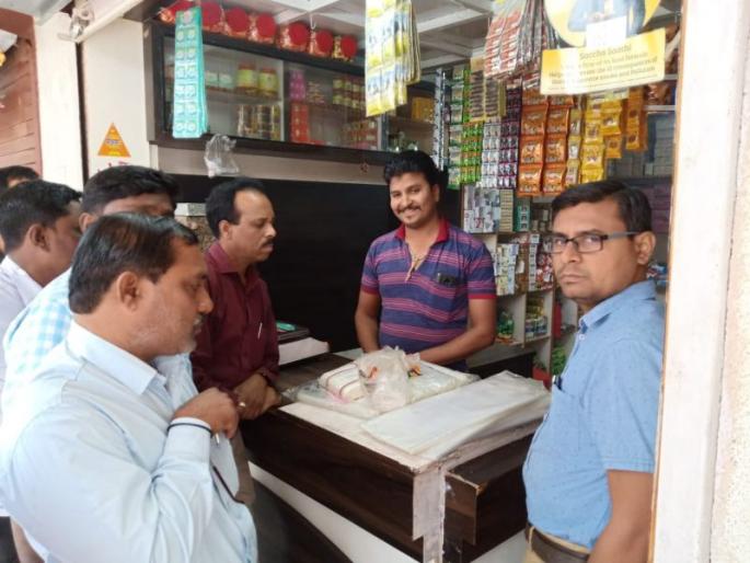 Action on the use of plastic bags in Varangaon | वरणगाव येथे प्लॅस्टिक पिशव्यांचा वापर करणाऱ्यांवर कारवाई Action on the use of plastic bags in Varangaon | वरणगाव येथे प्लॅस्टिक पिशव्यांचा वापर करणाऱ्यांवर कारवाई