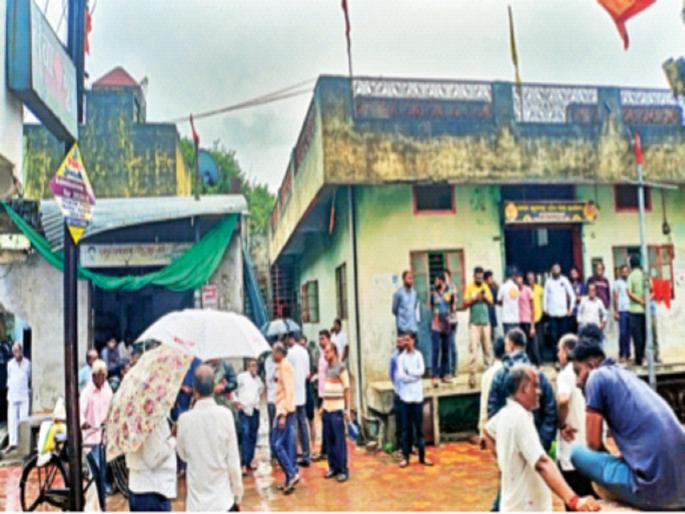No hearth was lit in any house; Varangaon in mourning due to Nepal disaster | एकाही घरात चूल पेटली नाही; नेपाळ दुर्घटनेमुळे वरणगाव शोकसागरात No hearth was lit in any house; Varangaon in mourning due to Nepal disaster | एकाही घरात चूल पेटली नाही; नेपाळ दुर्घटनेमुळे वरणगाव शोकसागरात