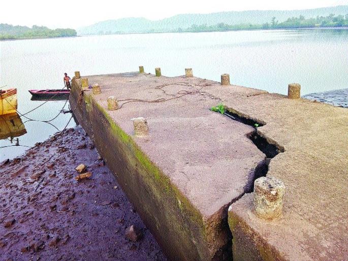 Jittery drought in Varadhi village; Accidental risk of accidental water occurs | वराठी गावातील जेट्टीची दुरवस्था; उधाणाचे पाणी आल्यास अपघाताचा धोका Jittery drought in Varadhi village; Accidental risk of accidental water occurs | वराठी गावातील जेट्टीची दुरवस्था; उधाणाचे पाणी आल्यास अपघाताचा धोका