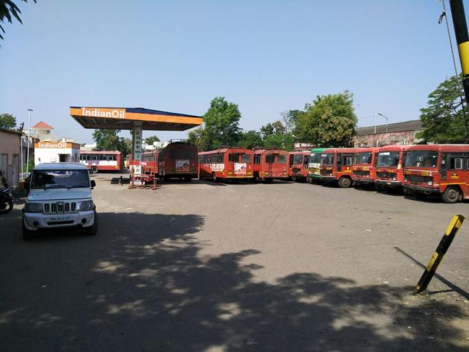 And Rampam did not have any red shirt, just in the station, the peace of peace | अन् रापमची एकही लालपरी धावलीच नाही, बस स्थानकात स्मशान शांतता And Rampam did not have any red shirt, just in the station, the peace of peace | अन् रापमची एकही लालपरी धावलीच नाही, बस स्थानकात स्मशान शांतता