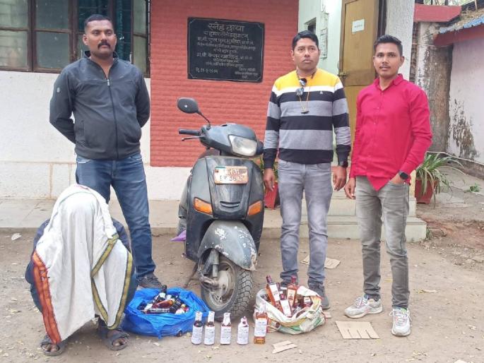 He prepared a two-wheeler to carry bottles of liquor Separate closet | दारूच्या बाटल्या नेण्यासाठी त्याने दुचाकीला तयार केला चोरकप्पा! आरोपीस अटक He prepared a two-wheeler to carry bottles of liquor Separate closet | दारूच्या बाटल्या नेण्यासाठी त्याने दुचाकीला तयार केला चोरकप्पा! आरोपीस अटक