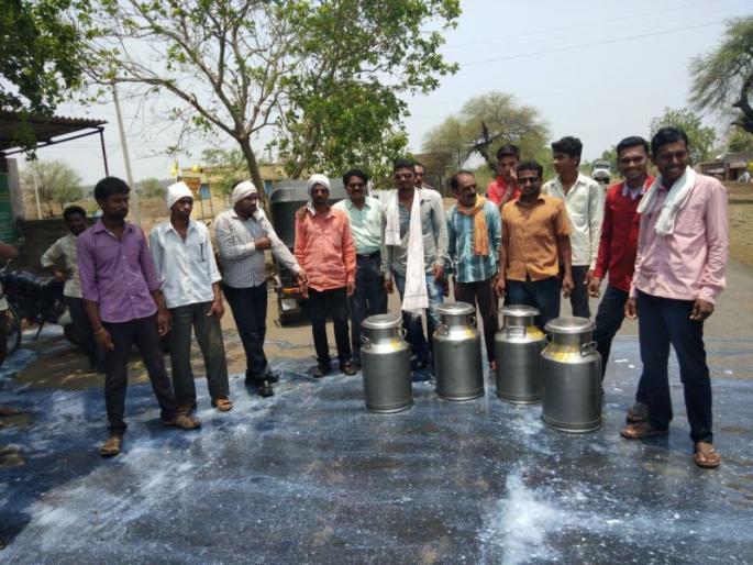 Wardha : farmers protested against state government | वर्ध्यामध्ये शेतकऱ्यांचा रास्तारोको, रस्त्यावर दूध ओतून नोंदवला सरकारचा निषेध Wardha : farmers protested against state government | वर्ध्यामध्ये शेतकऱ्यांचा रास्तारोको, रस्त्यावर दूध ओतून नोंदवला सरकारचा निषेध