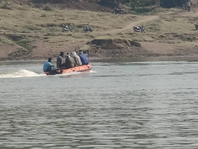 Body of two drowned in Wardha river recovered | वर्धा नदीत बुडालेल्या दोघांचा मृतदेह हाती, प्रशासनाकडून शोधमोहीम Body of two drowned in Wardha river recovered | वर्धा नदीत बुडालेल्या दोघांचा मृतदेह हाती, प्रशासनाकडून शोधमोहीम