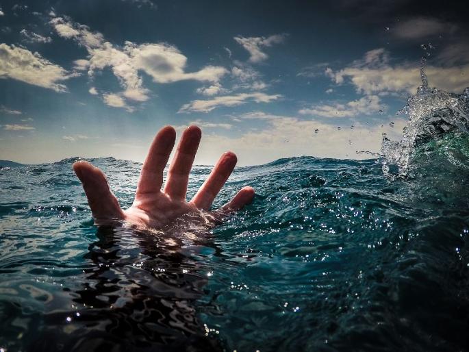 two youth drown in wardha river while swimming | वर्धा नदीत पोहण्यास उतरलेल्या दाेन तरुणांचा बुडून मृत्यू; दोघे बचावले two youth drown in wardha river while swimming | वर्धा नदीत पोहण्यास उतरलेल्या दाेन तरुणांचा बुडून मृत्यू; दोघे बचावले