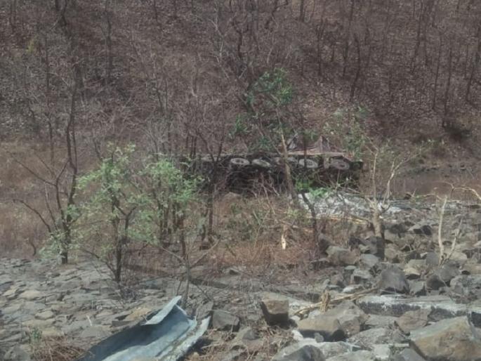 Truck crashes into 150 feet deep valley, incident in Satyagrahi Ghat | १५० फूट खोल दरीत कोसळला ट्रक, सत्याग्रही घाटातील घटना Truck crashes into 150 feet deep valley, incident in Satyagrahi Ghat | १५० फूट खोल दरीत कोसळला ट्रक, सत्याग्रही घाटातील घटना