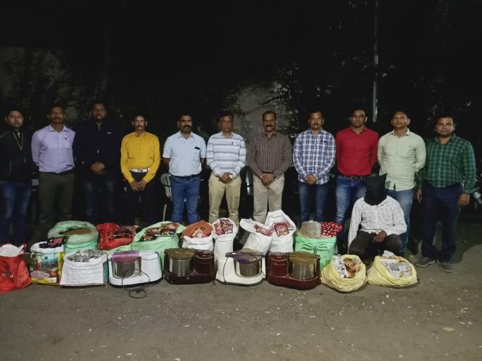 Seizure of prohibited tobacco stock brought from Madhya Pradesh A stock of 1 lakh was seized along with shackles, machines | मध्य प्रदेशातून आणलेला प्रतिबंधित तंबाखूसाठा जप्त; एकास बेड्या, मशिन्ससह १ लाखांचा साठा पकडला  Seizure of prohibited tobacco stock brought from Madhya Pradesh A stock of 1 lakh was seized along with shackles, machines | मध्य प्रदेशातून आणलेला प्रतिबंधित तंबाखूसाठा जप्त; एकास बेड्या, मशिन्ससह १ लाखांचा साठा पकडला
